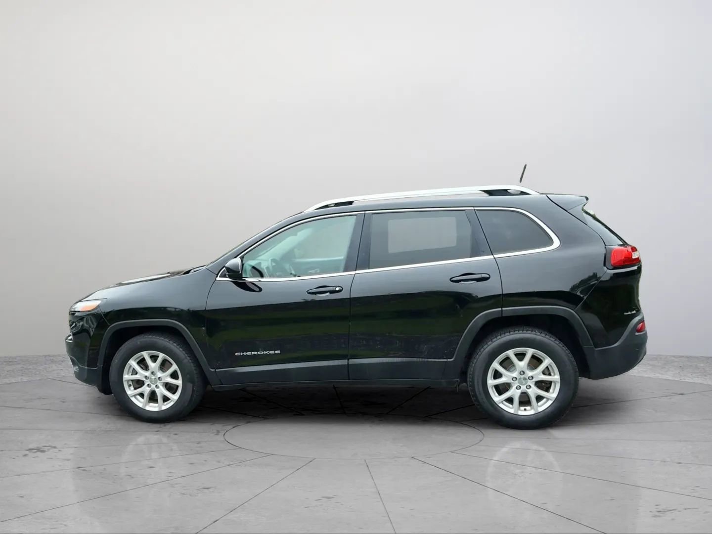 Used 2017 Jeep Cherokee Latitude w/ Cold Weather Group image 3