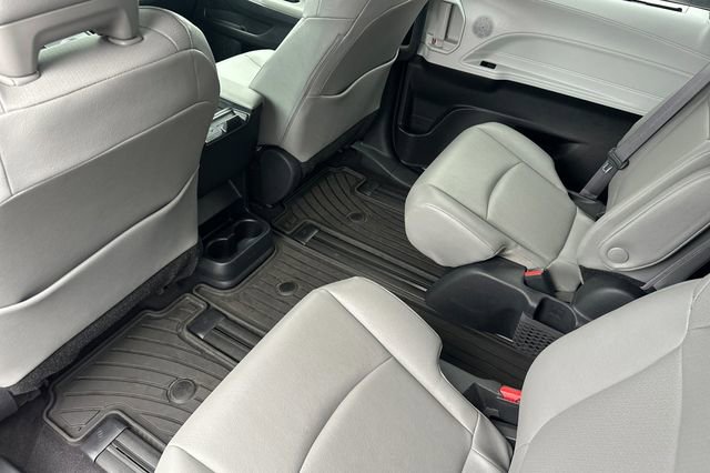 Used 2025 Toyota Sienna XLE image 14