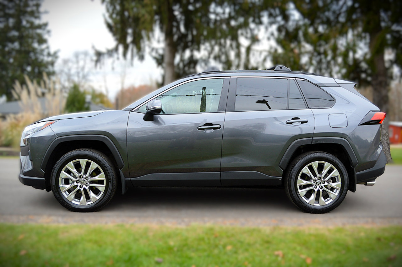 Used 2025 Toyota RAV4 XLE Premium image 8