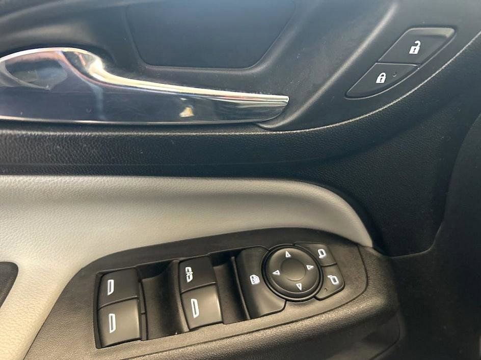 Used 2020 Chevrolet Equinox LS w/ LPO, Blackout Package image 9