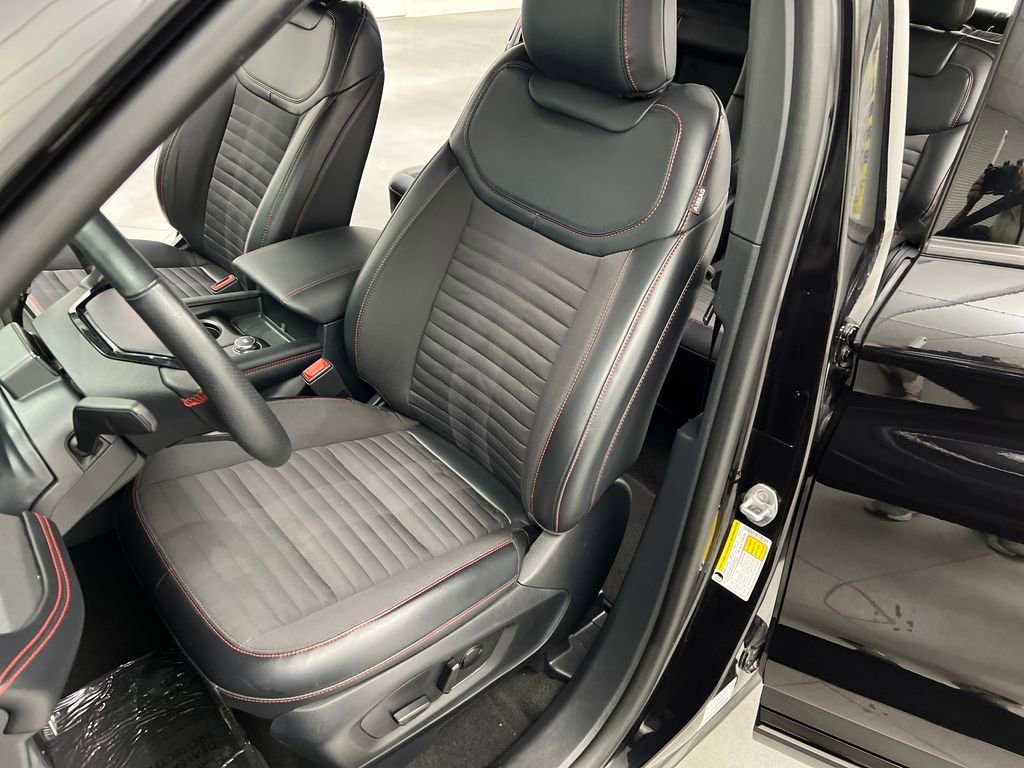 Used 2025 Ford Explorer ST-Line w/ ST-Line Street Pack AWD/4WD image 9