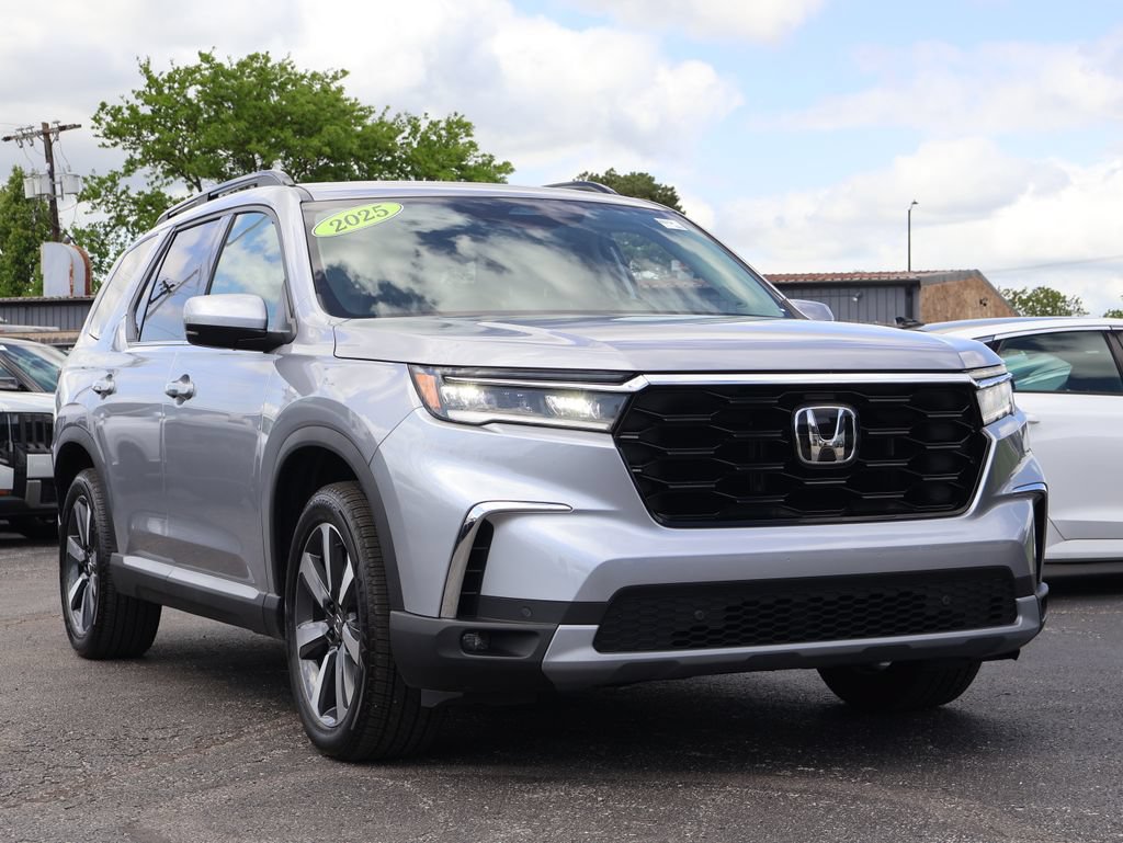 Used 2025 Honda Pilot Touring image 1