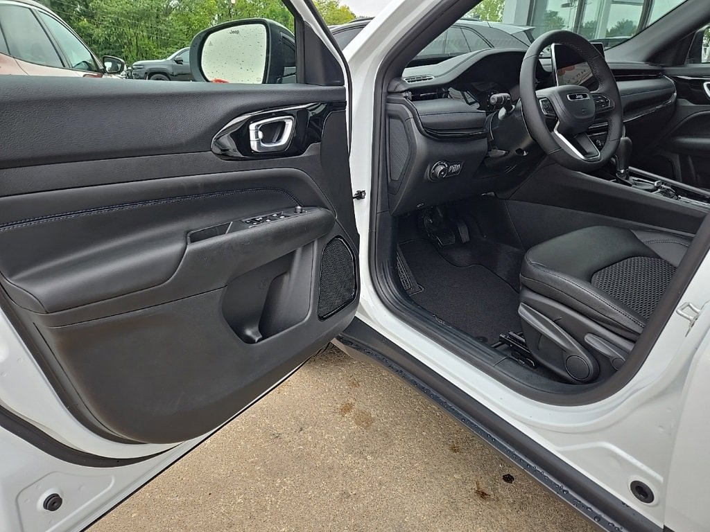 Used 2026 Jeep Compass Latitude image 28