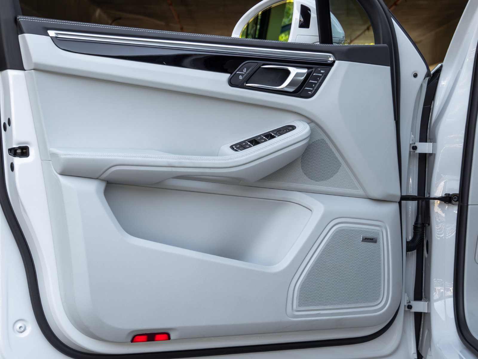 Certified 2025 Porsche Macan AWD/4WD image 20