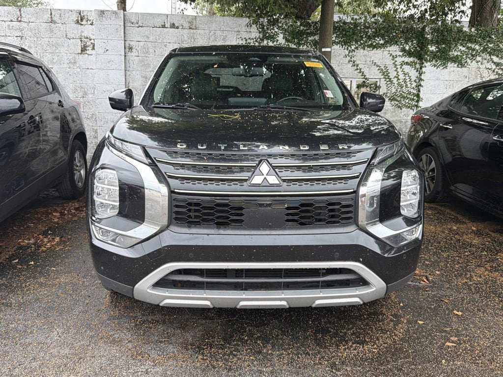 Used 2023 Mitsubishi Outlander SE image 2
