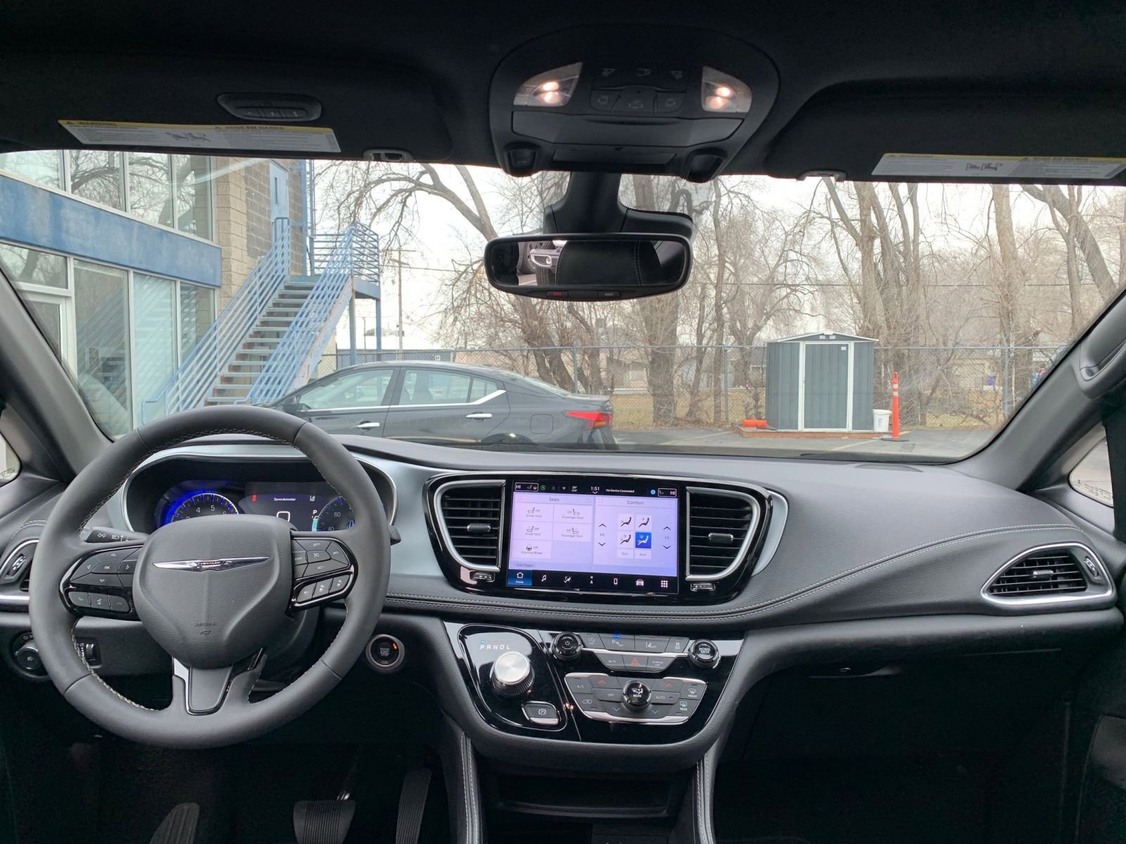 Used 2025 Chrysler Pacifica Limited image 37