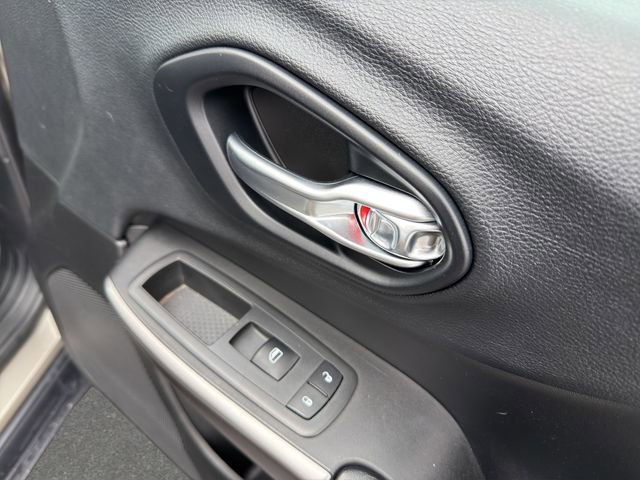 Used 2019 Jeep Cherokee Latitude w/ Popular Appearance Group image 16