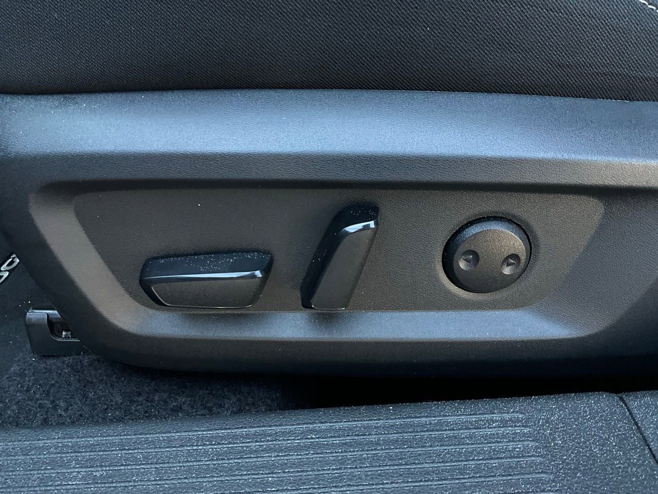 Used 2025 Nissan Rogue SV FWD image 11