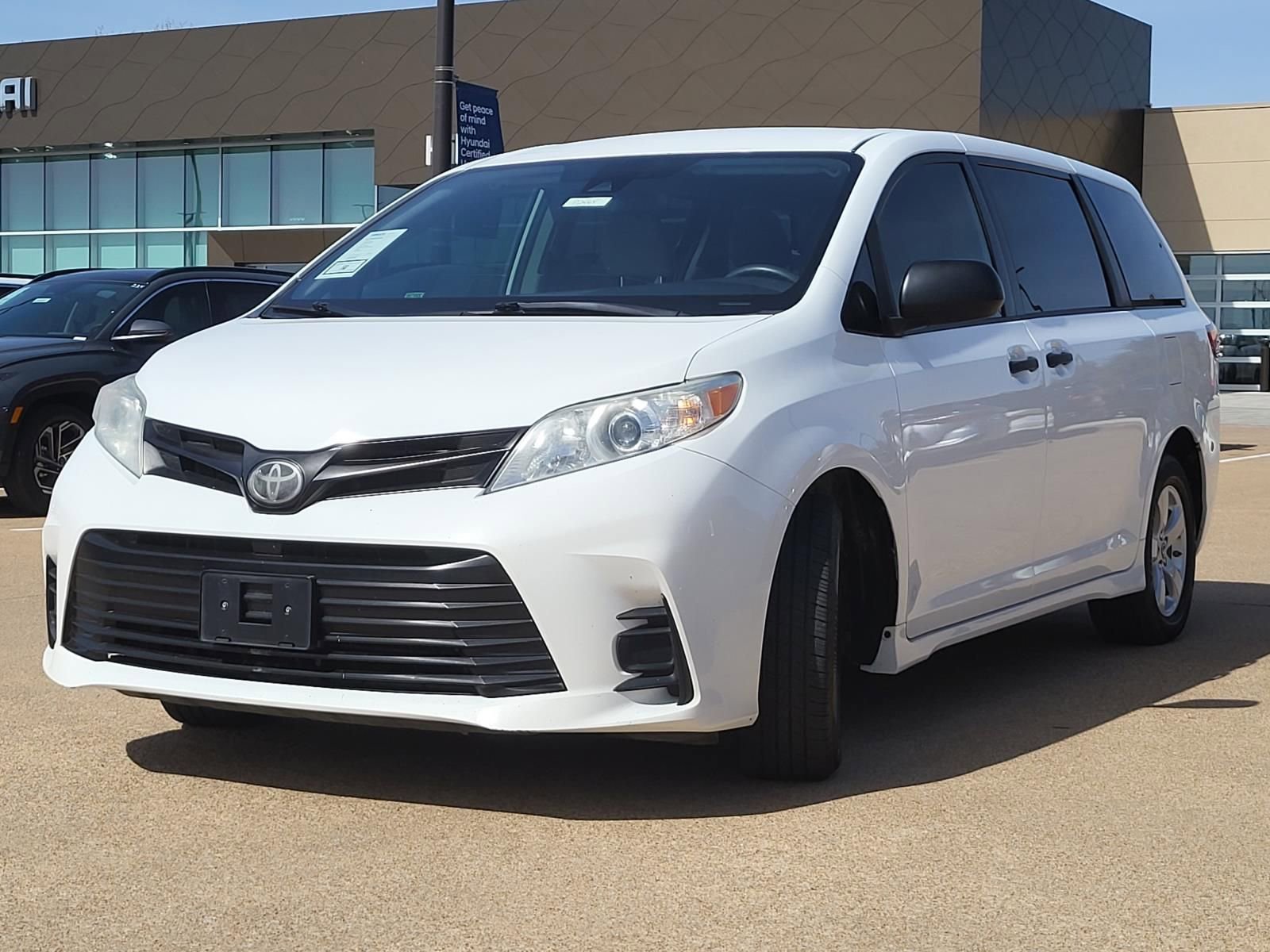 Used 2020 Toyota Sienna L image 2