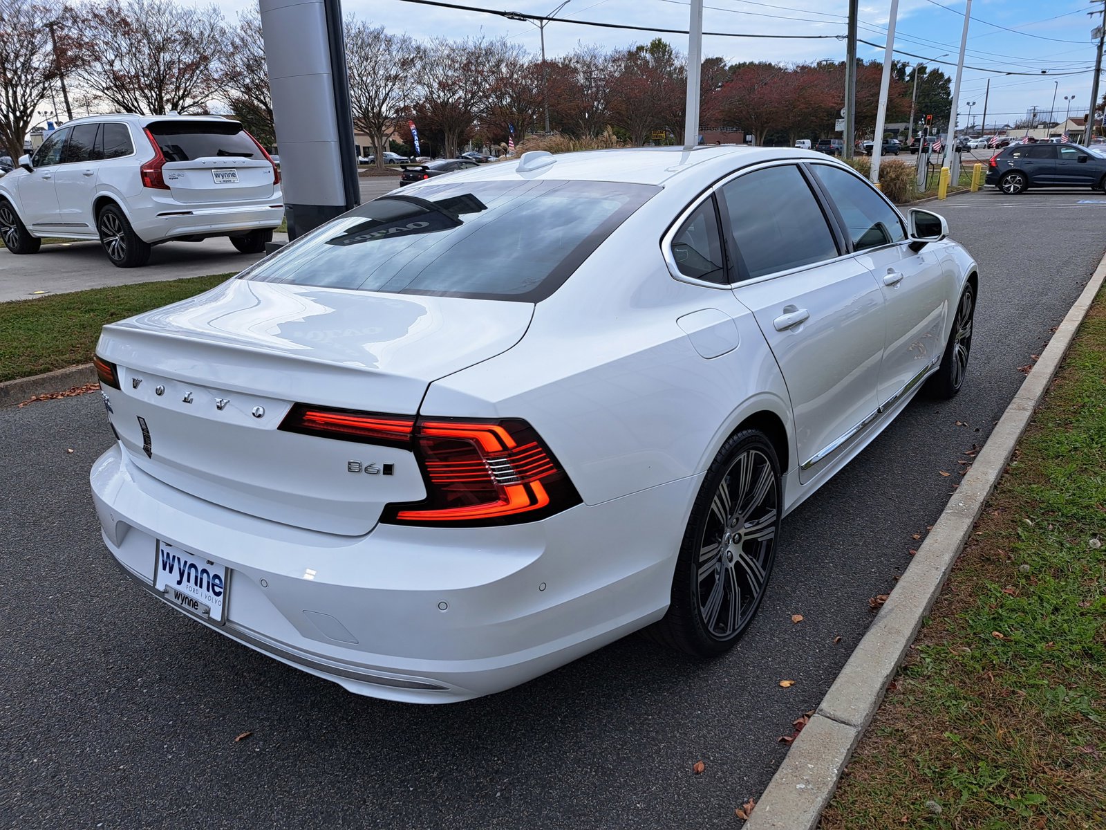New 2025 Volvo S90 B6 Plus image 3