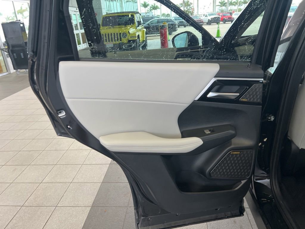 Used 2025 Mitsubishi Outlander SE image 26