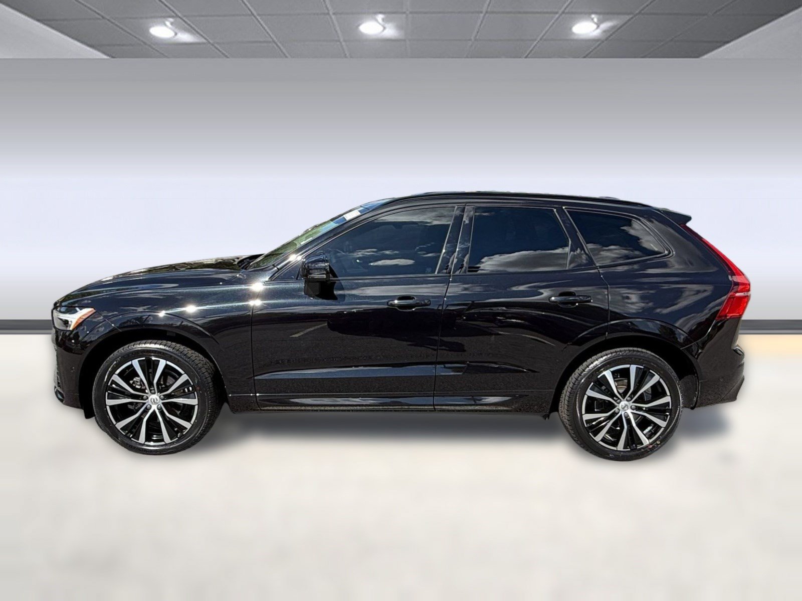 Used 2023 Volvo XC60 B5 Plus w/ Climate Package AWD/4WD image 2