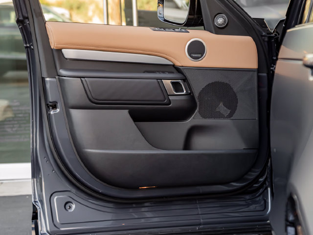 New 2026 Land Rover Discovery Limited Edition AWD/4WD image 12