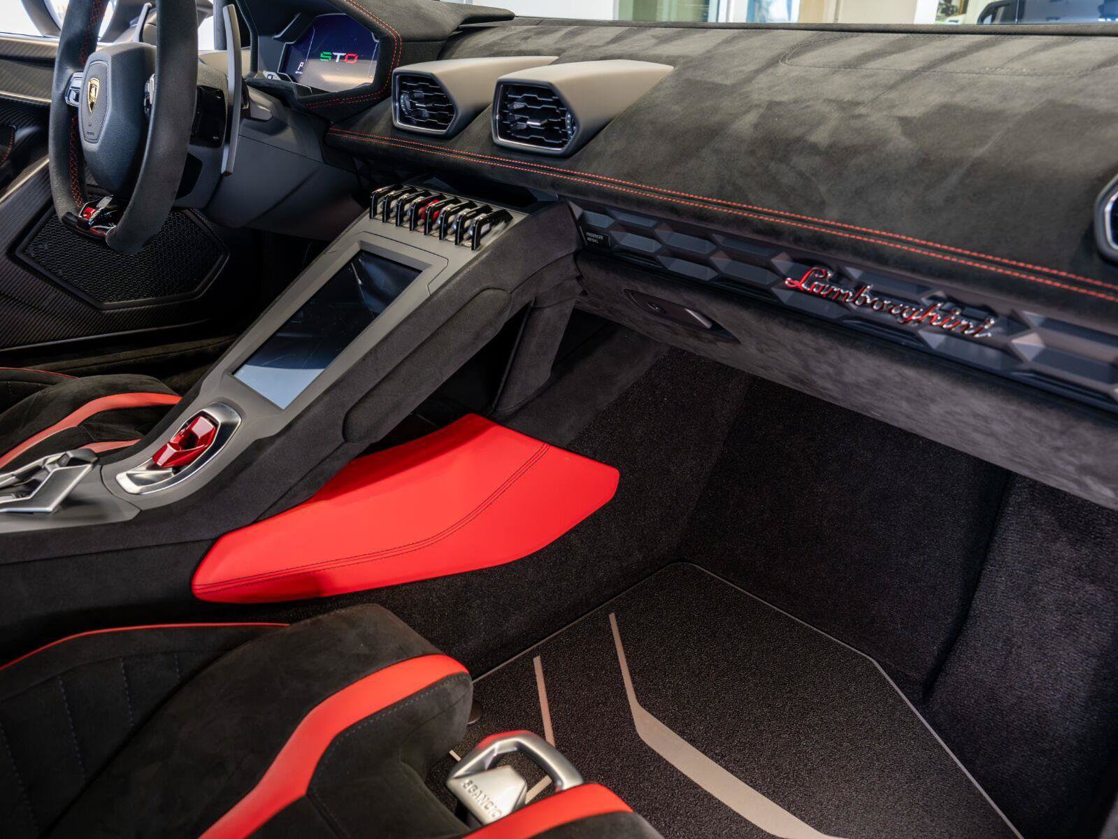 Used 2022 Lamborghini Huracan STO RWD image 93