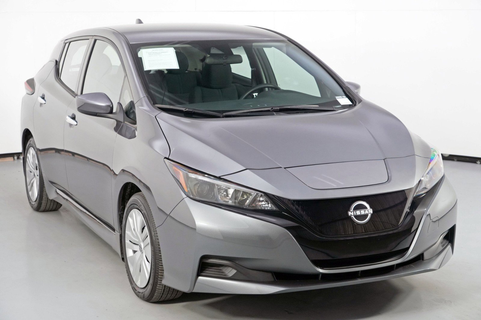 Used 2025 Nissan Leaf S image 38