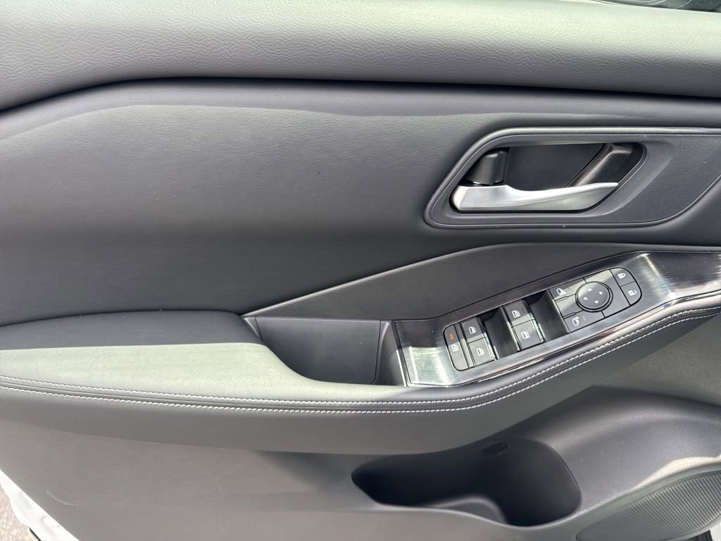 New 2026 Nissan Rogue SV FWD image 12