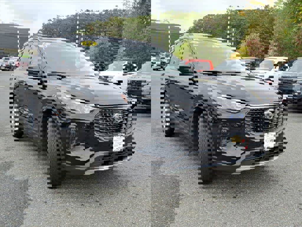 Used 2025 Ford Escape Active w/ Active Premium Tech Pack image 3