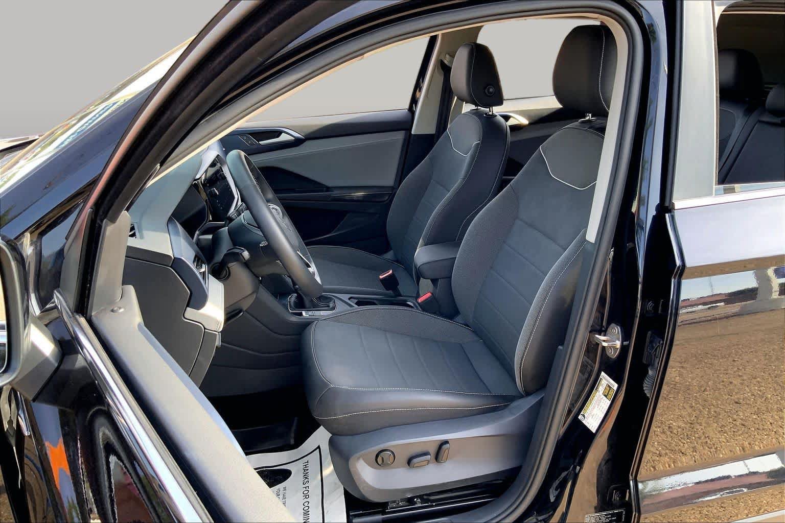 Used 2024 Volkswagen Taos SE w/ Panoramic Sunroof Package FWD image 8