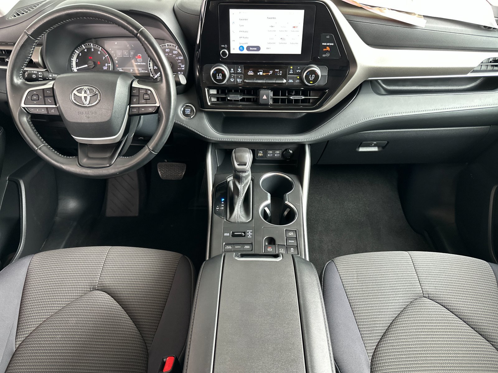 Used 2023 Toyota Highlander LE AWD/4WD image 13
