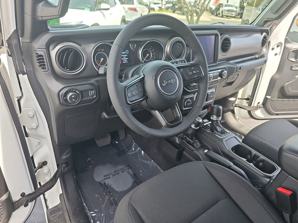 Used 2023 Jeep Gladiator Sport AWD/4WD image 15