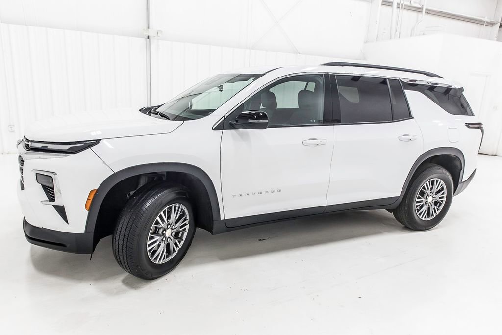 Used 2025 Chevrolet Traverse LT image 3