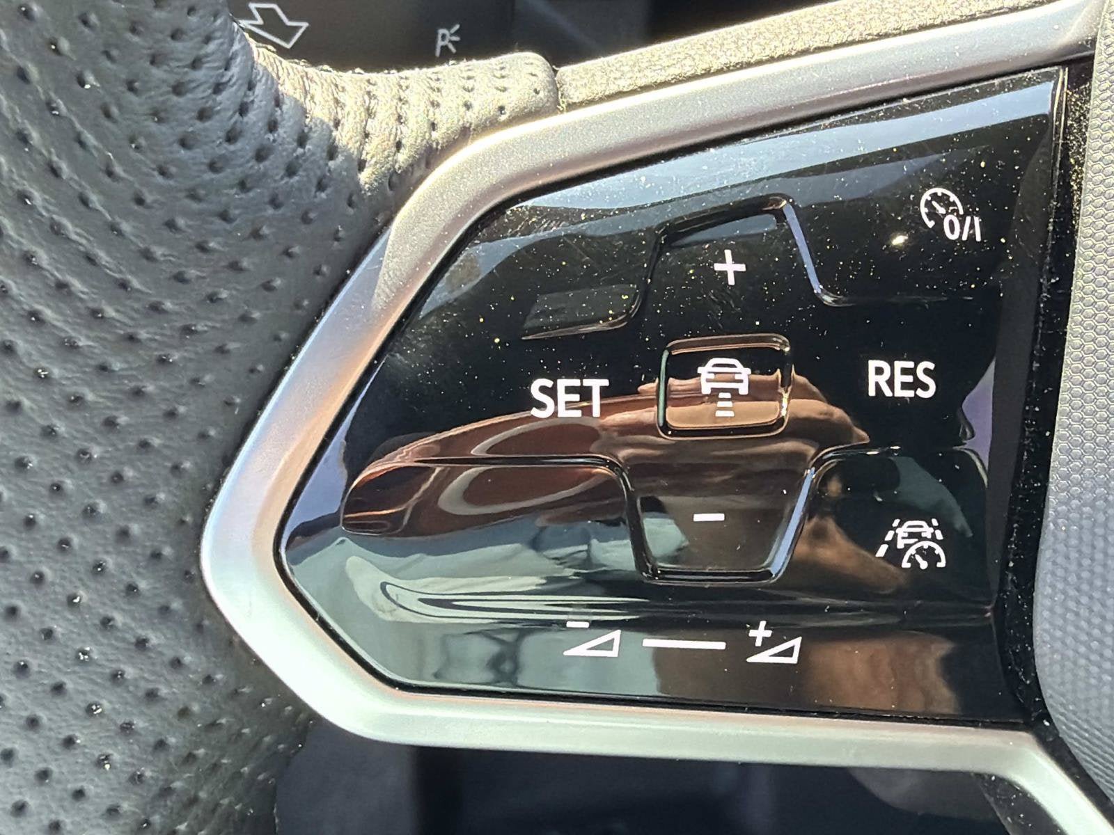 Used 2022 Volkswagen Tiguan SE R-Line FWD image 12