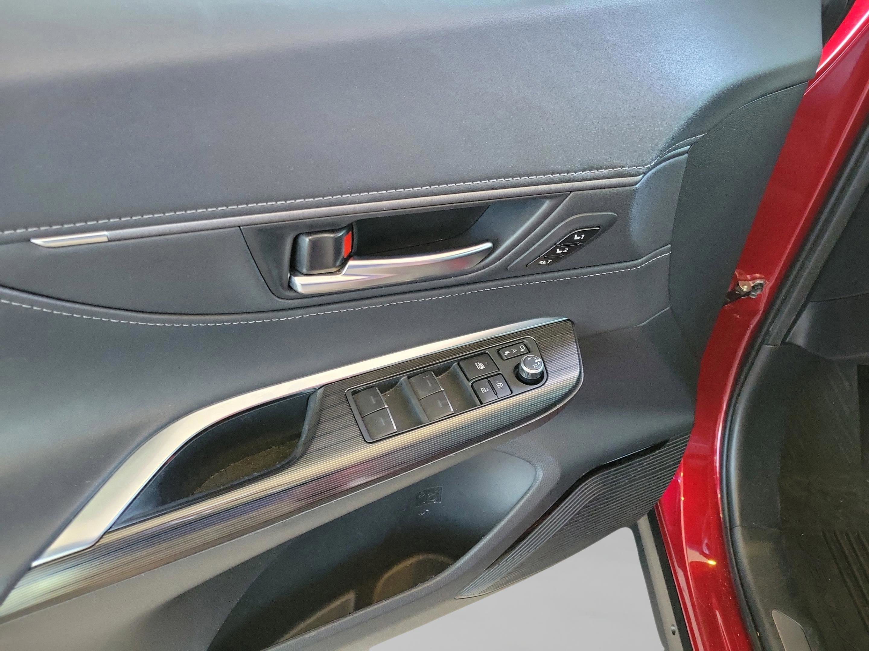 Used 2023 Toyota Venza XLE image 11