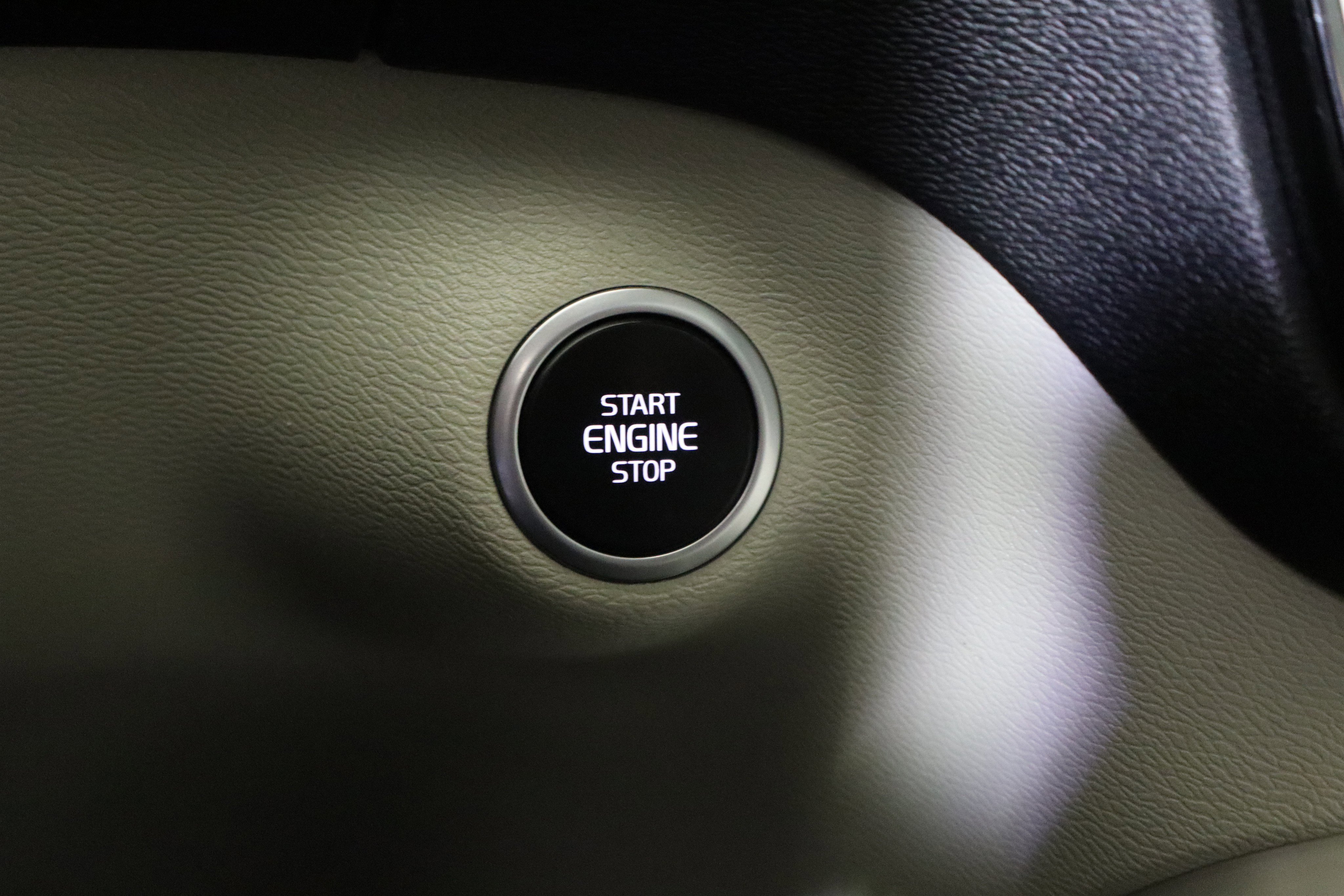 Used 2022 Volvo XC40 T4 Momentum image 33