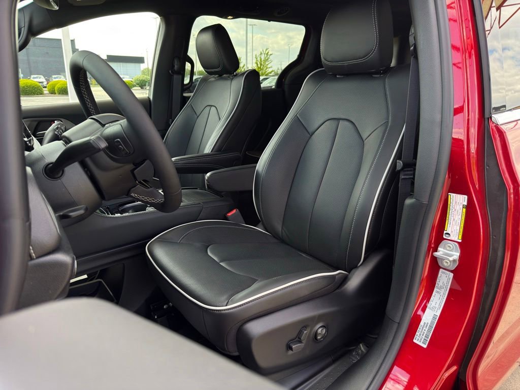 New 2027 Chrysler Pacifica Limited FWD image 16