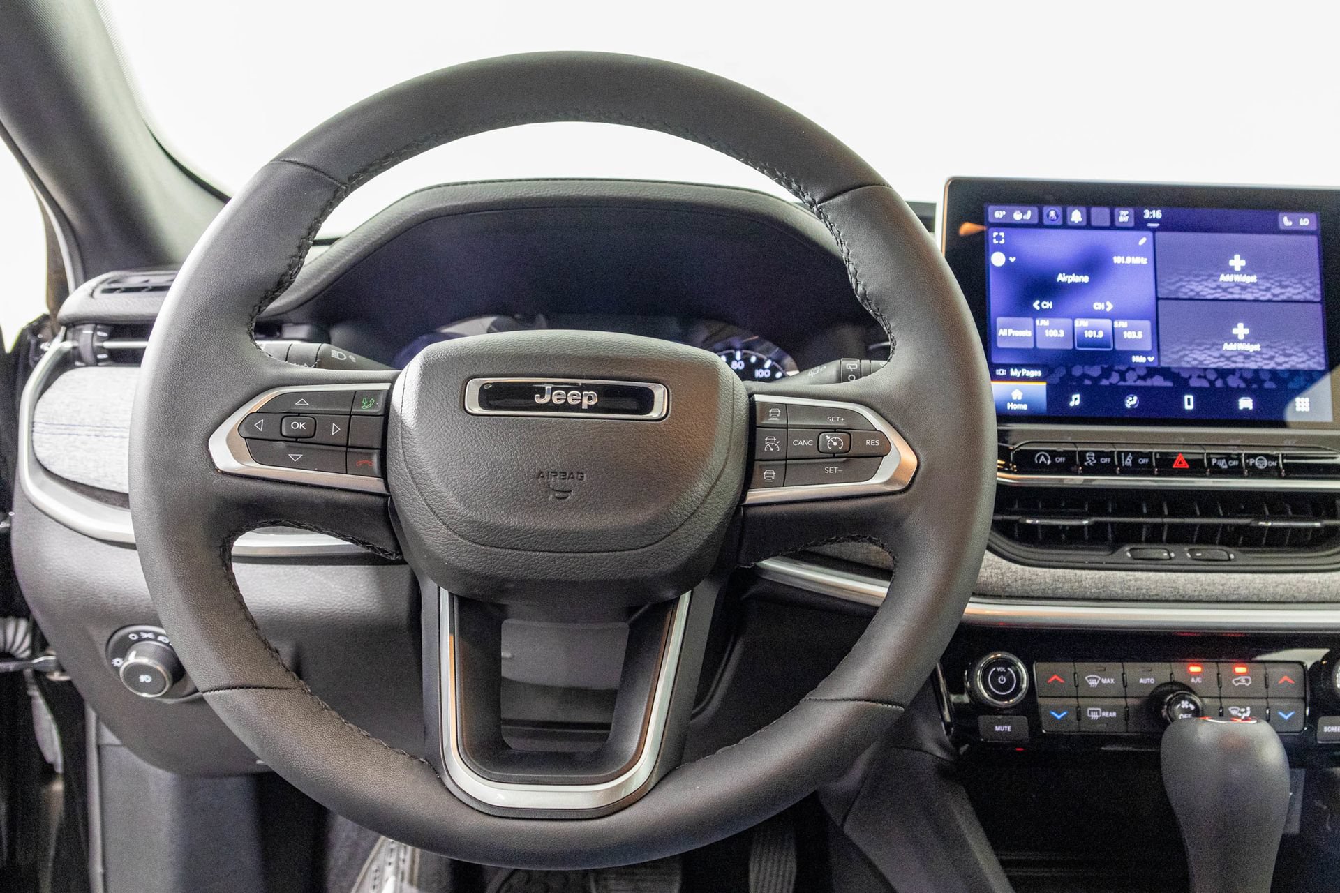 Used 2023 Jeep Compass Latitude w/ Convenience Group AWD/4WD image 32