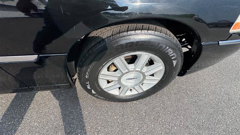 Used 2008 Lincoln Town Car Executive RWD image 30
