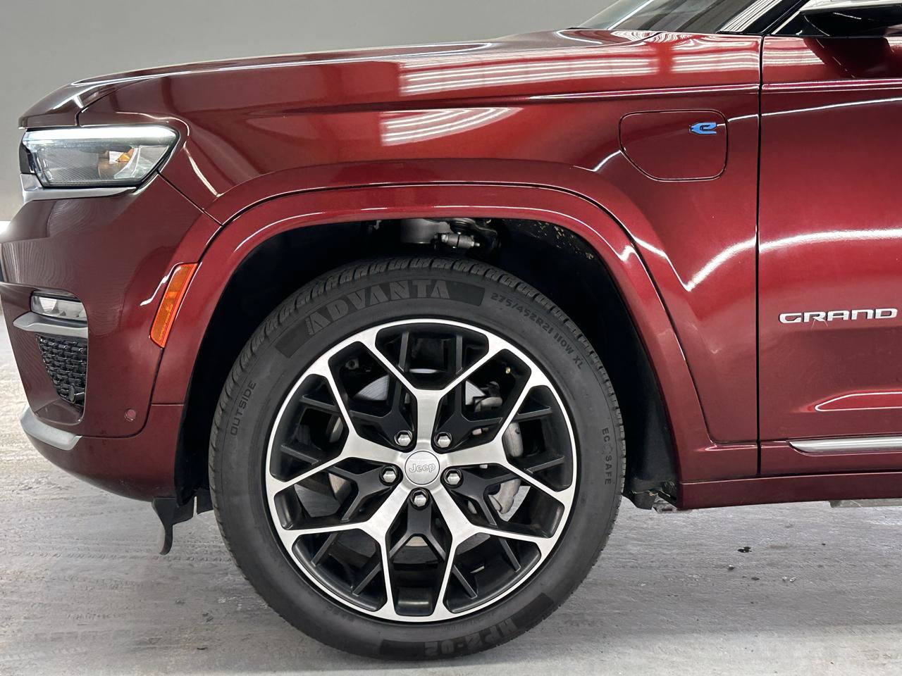 Used 2023 Jeep Grand Cherokee Summit AWD/4WD image 5