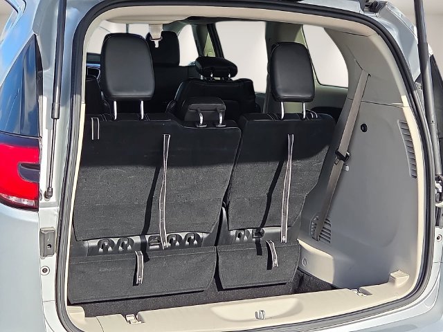 Used 2024 Chrysler Pacifica Touring-L FWD image 11