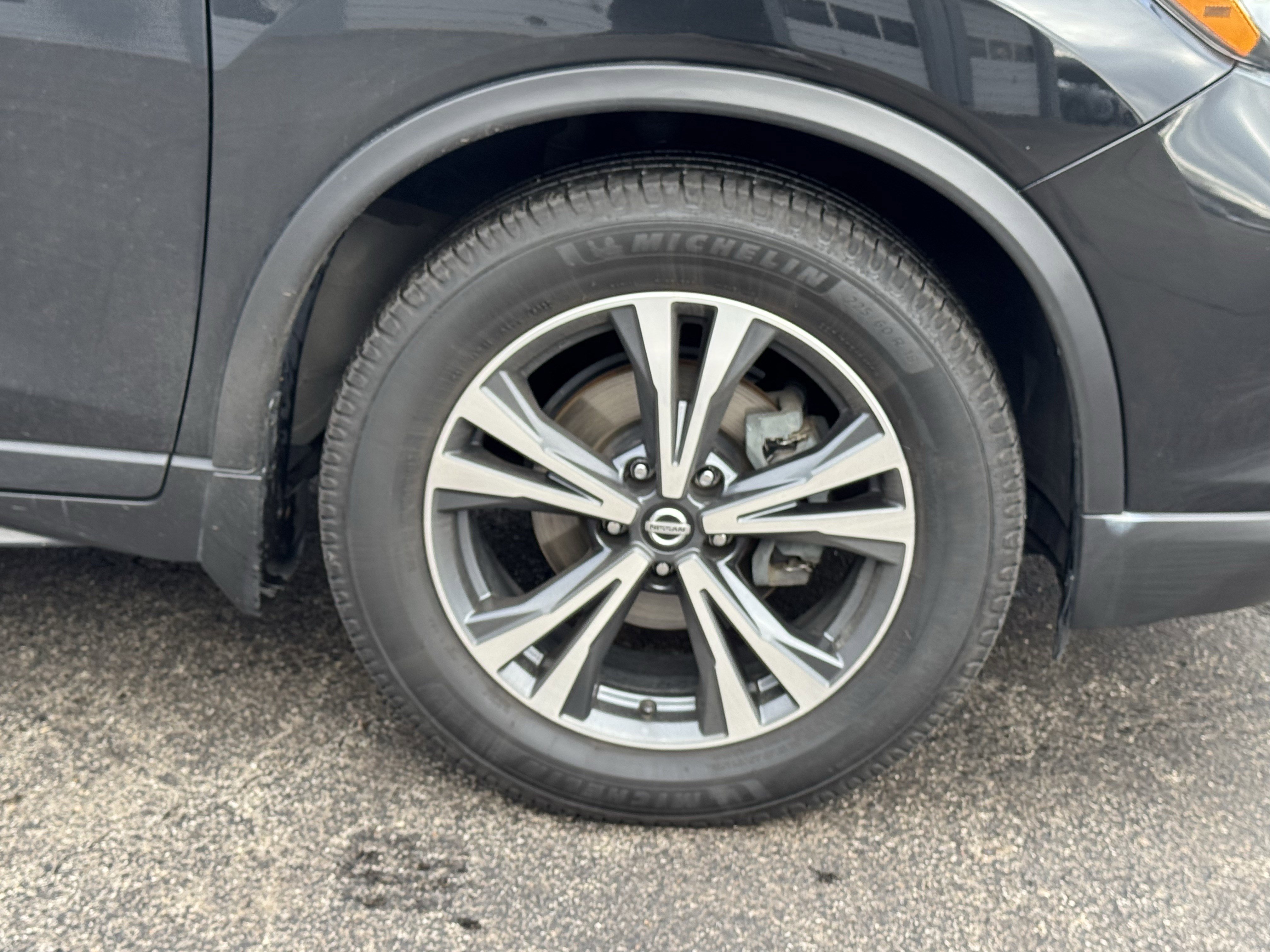 Used 2019 Nissan Rogue SV w/ Premium Package image 18