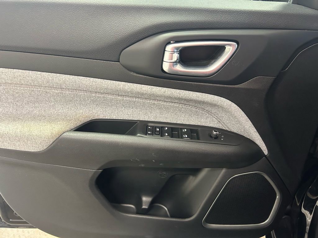 Used 2023 Jeep Compass Latitude image 4