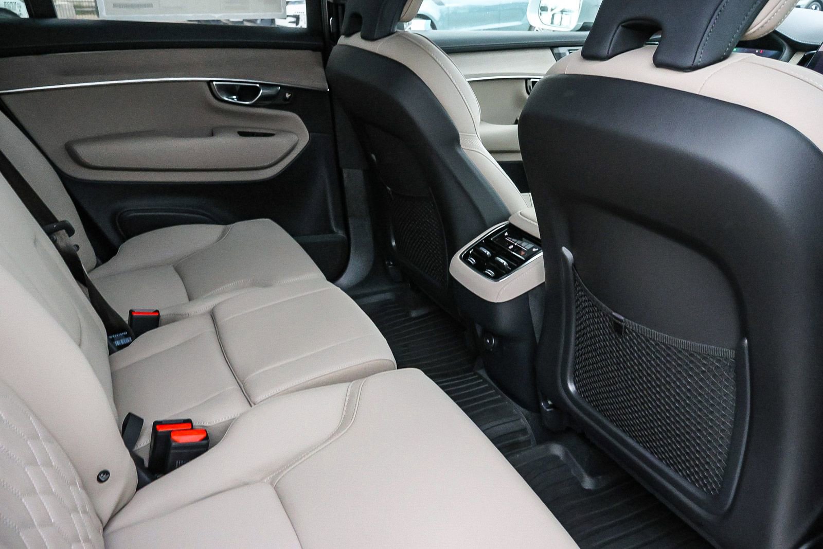 New 2026 Volvo XC90 B5 Plus w/ Protection Package image 18