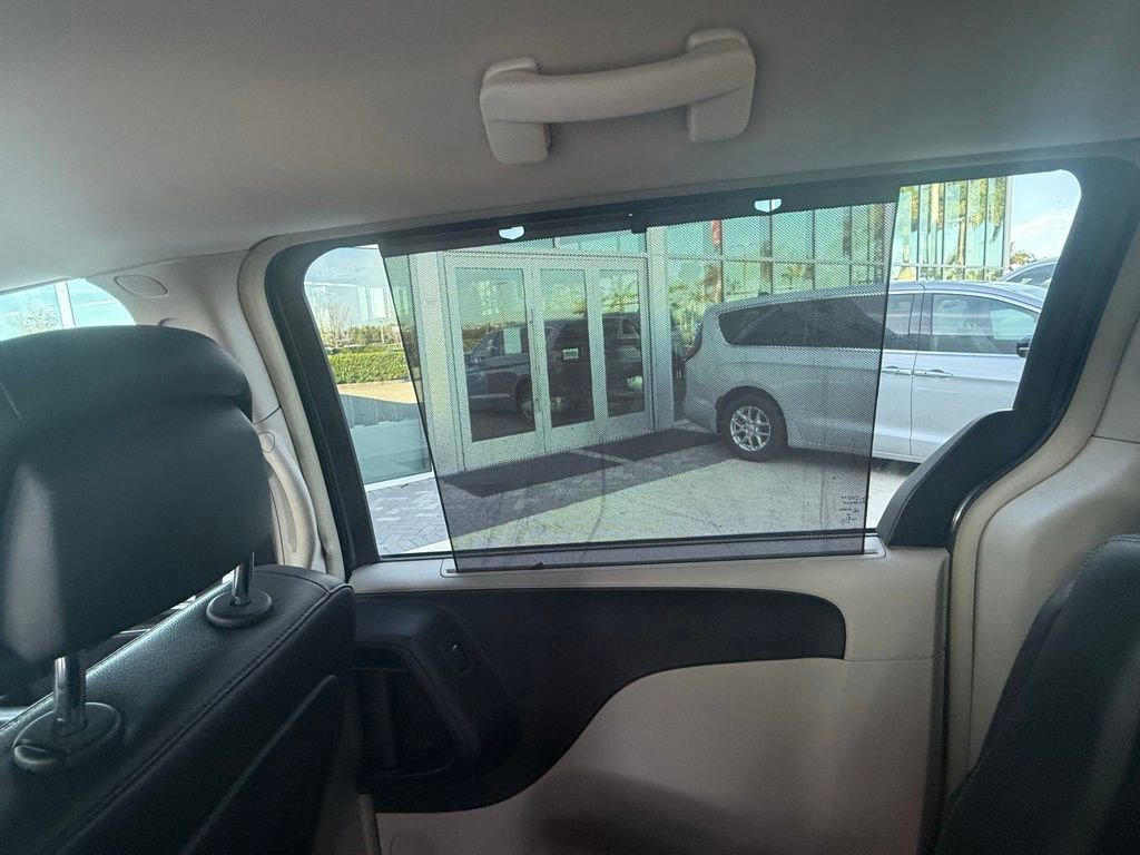 Used 2016 Chrysler Town & Country Touring w/ Driver Convenience Group image 31