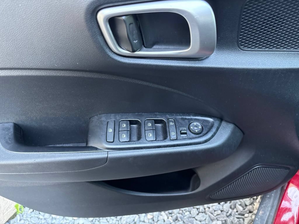 Used 2021 Hyundai Venue SEL FWD image 9