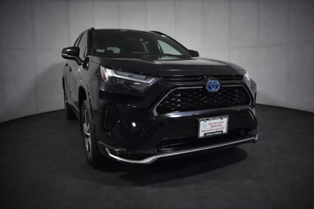 Used 2022 Toyota RAV4 SE w/ Weather & Moonroof Package AWD/4WD image 3