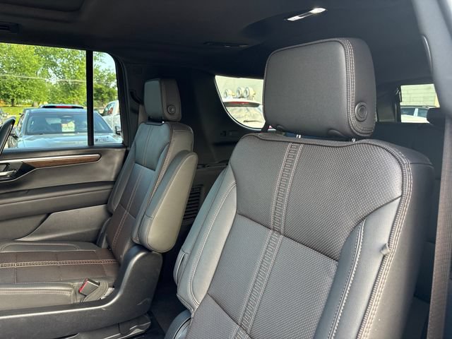 Used 2025 Chevrolet Suburban High Country AWD/4WD image 23