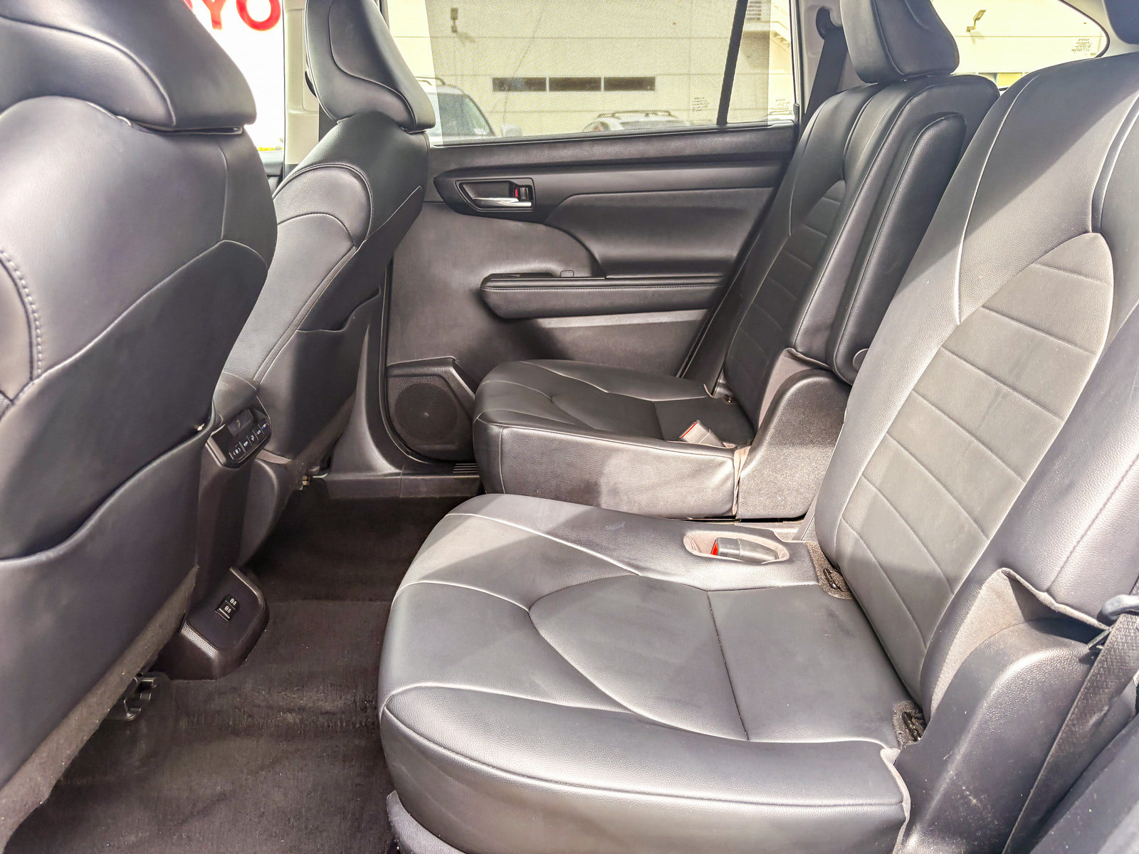 Used 2021 Toyota Highlander XLE FWD image 18