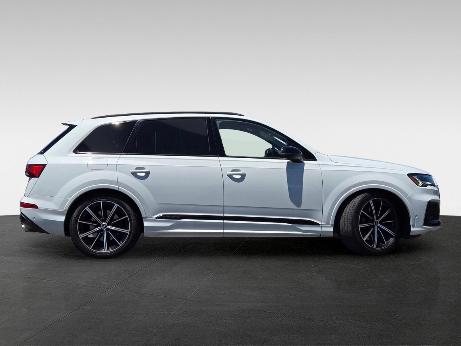 Used 2021 Audi SQ7 Premium Plus w/ SQ7 Black Optic Package AWD/4WD image 3