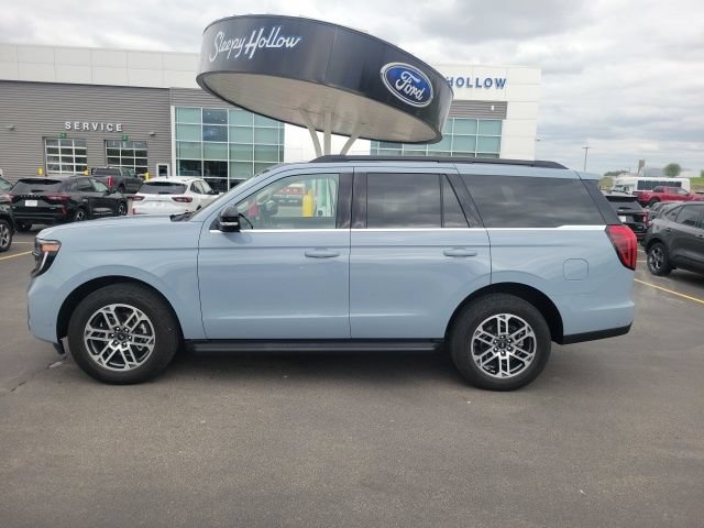 Used 2025 Ford Expedition Active AWD/4WD image 2
