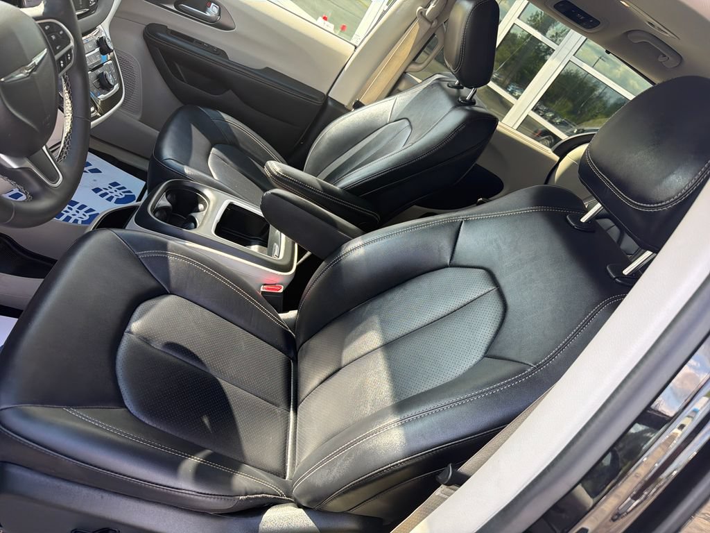 Used 2024 Chrysler Pacifica Touring-L FWD image 15