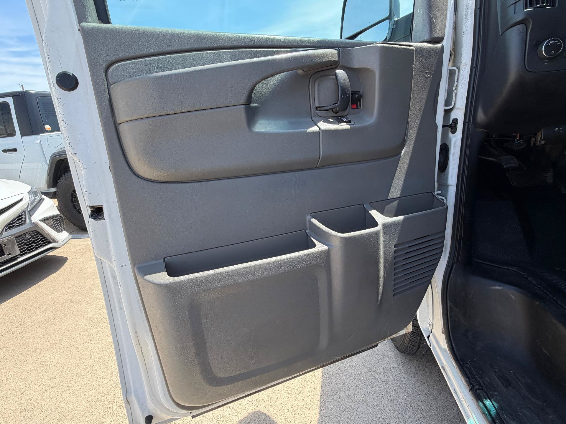 Used 2015 Chevrolet Express 2500 LT RWD image 16