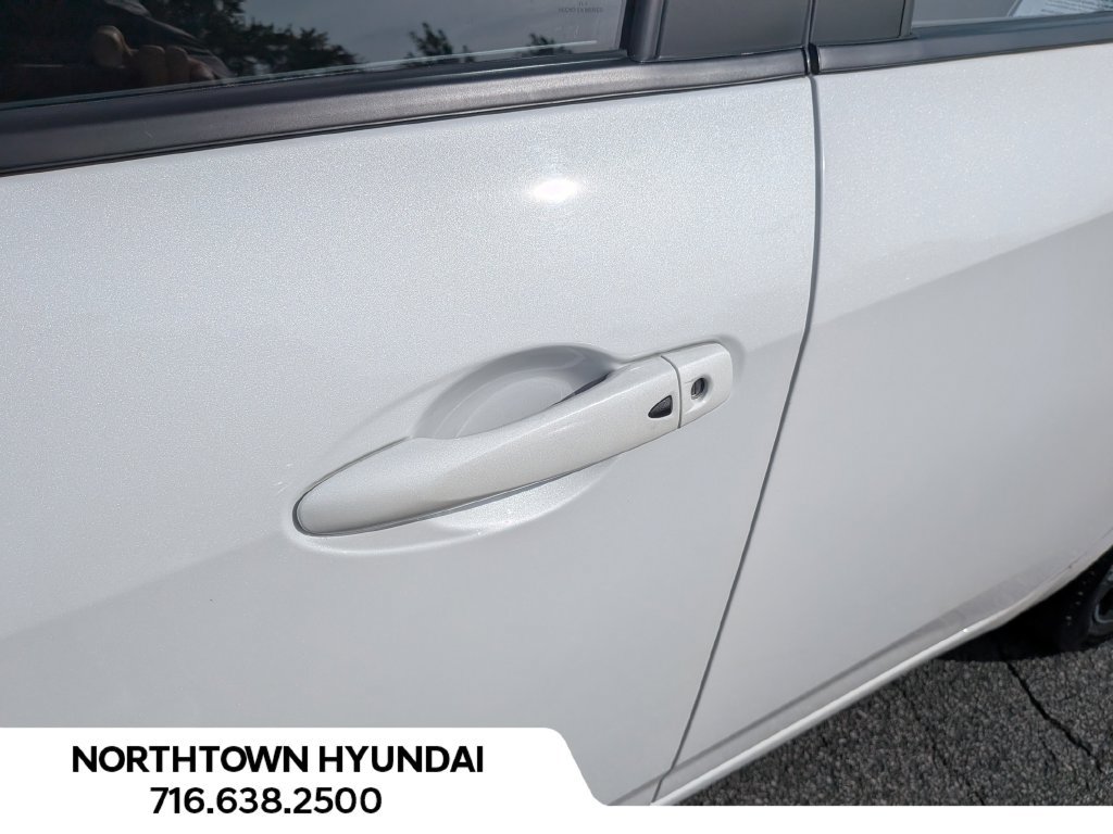 Used 2025 Nissan Versa SR FWD image 33