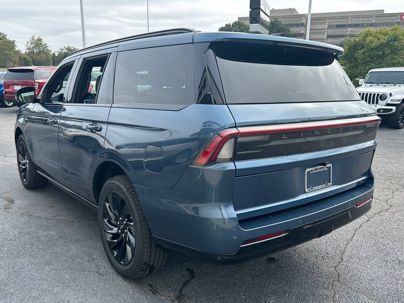 New 2027 Lincoln Navigator Reserve w/ Jet Appearance Package AWD/4WD image 5