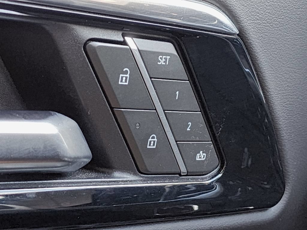 Used 2025 Chevrolet Suburban LT RWD image 27