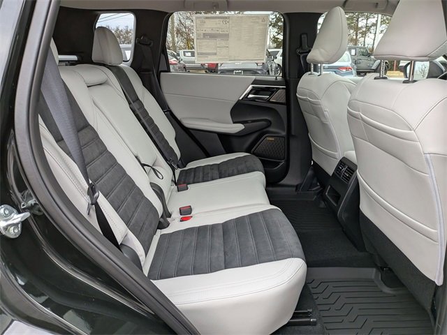 New 2025 Mitsubishi Outlander SE image 32