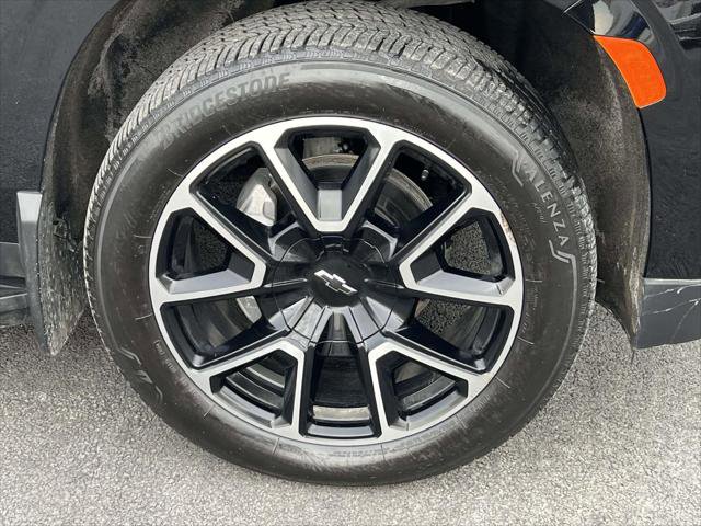 Used 2024 Chevrolet Suburban RST w/ Luxury Package AWD/4WD image 8